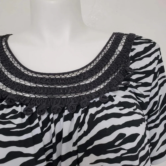 AMERICAN CITY WEAR | Zebra Print Crochet Neck 3X - Picture 2 of 7